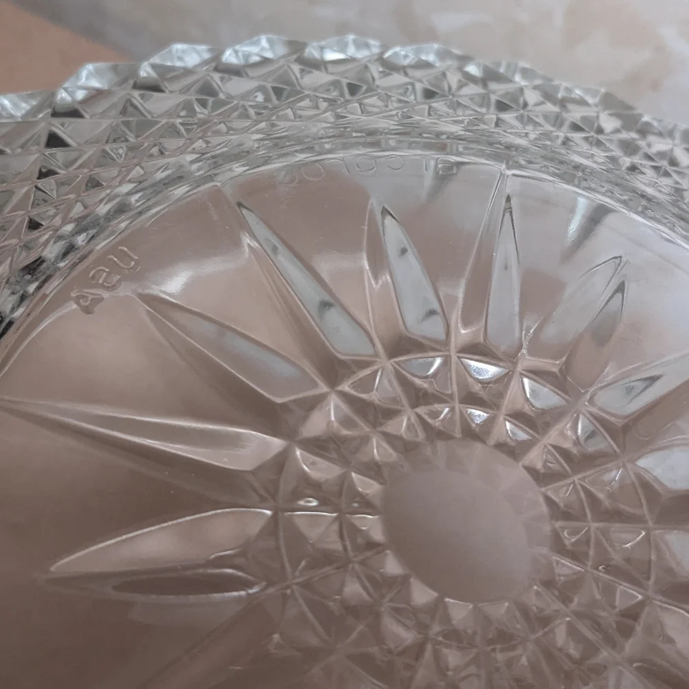 Intricate Heavyweight Clear Glass Bowl with Crystal Cut Starburst Pattern - Picture 6 of 8